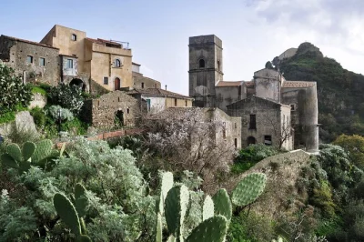 Explore a sicília pelos cenários do filme o poderoso chefão em um passeio de um dia saindo de messina para savoca e taormina. guia local e transporte inclusos.