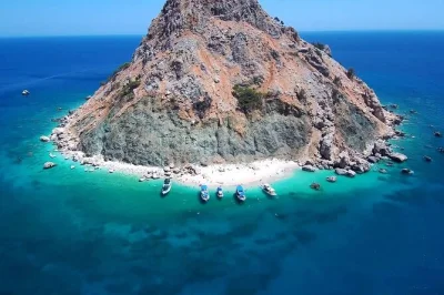 Nada en las aguas turquesa de isla suluada, relájate en su arena blanca y disfruta un almuerzo fresco en barco. incluye traslado desde tu hotel en antalya para mayor comodidad.