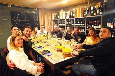 Découvrez 4 vins italiens accompagnés de fromages et charcuterie au centre de côme avec un sommelier local. accessible fauteuil roulant, dégustation, gourmandises et anecdotes passionnantes inclus