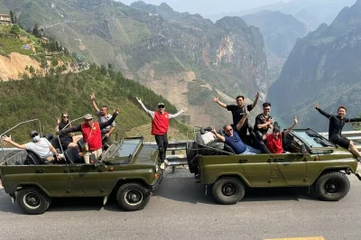 Scopri i paesaggi selvaggi di ha giang a bordo di una jeep aperta, soggiorna in case locali e rinfrescati alla cascata di du gia. tutti i pasti, camere private e trasferimenti inclusi.