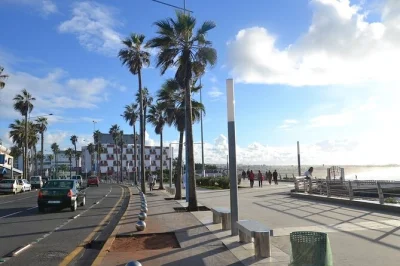 Descubra casablanca em um passeio privativo de um dia saindo de marrakech. explore a medina antiga, visite a mesquita hassan ii, caminhe pela corniche e aproveite o transporte com retirada inclusa.