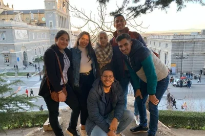 Siente el pulso de madrid en un tour a pie por su historia—pasea por la plaza mayor, disfruta del mercado de san miguel y maravíllate frente al palacio real. con guía local incluido.