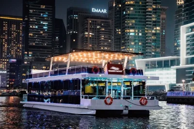 Viva a energia da dubai marina em um passeio de barco de 1 hora com música ao vivo, vista do skyline e petiscos. lounge com ar-condicionado, bebidas e embarque fácil incluídos.