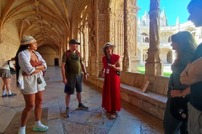 Visita il monastero dos jerónimos a lisbona senza fare la fila, assaggia il vero pastel de belém e passeggia tra i monumenti sul fiume con una guida locale esperta.