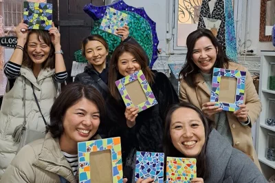 Vivez l’esprit de barcelone en créant votre propre mosaïque à la manière de gaudí avec la technique du trencadís, dans un atelier convivial, adapté aux familles, avec horaires flexibles.