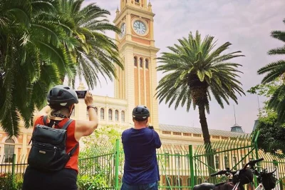 Descubre são paulo en bici: desde el café en vila mariana hasta los íconos de liberdade y la avenida paulista. incluye bici, casco, impermeable y snacks locales.