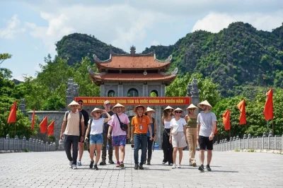Descubre ninh binh: recorre en bici la antigua hoa lu, sube los 500 escalones de mua cave, disfruta un almuerzo local y navega por las grutas de trang an. incluye recogida.