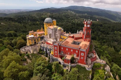 Scopri i dolci tipici di sintra, ammira le scogliere di cabo da roca e visita il colorato palazzo pena con guida locale in inglese, gruppo ristretto e trasferimento incluso.