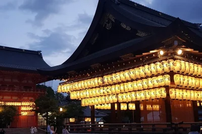 Sinta a vibe noturna de kyoto num tour gastronômico em grupo pequeno por gion, pontocho e bares escondidos. inclui jantar, bebidas e histórias com guia local.