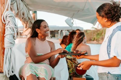 Descubre la sunshine coast a bordo de un barco histórico, disfruta canapés nativos, historias de las primeras naciones y un almuerzo fresco con vistas al río y guías locales.