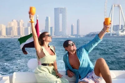 Sinta a brisa a bordo de um iate privado na dubai marina, veja atlantis e burj al arab, aproveite bebidas com a tripulação e adicione um passeio de jet ski. inclui refrigerantes e chegada com tapete