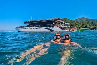 Scopri la baia di banderas su un mega yacht, fai snorkeling in acque cristalline, raggiungi la cascata di yelapa e goditi cibo incluso, open bar e attività con guide locali.