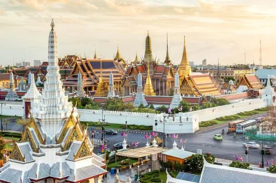 Découvrez le grand palais, wat pho et wat arun à bangkok en une demi-journée avec traversée en bateau, prise en charge à l’hôtel et guide local—admirez de près le bouddha d’Émeraude.