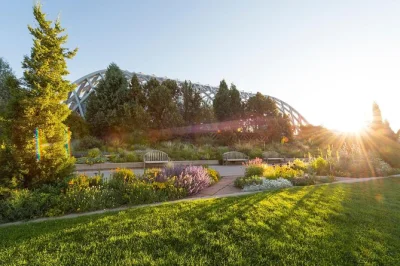 Descubra o denver botanic gardens com jardins do mundo todo, exposições de arte e refúgios tranquilos na cidade. inclui estacionamento fácil, entrada o dia todo e diversão para a família na temp