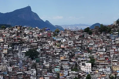 Descubre rocinha con un guía local, sube en moto-taxi, recorre sus calles, visita proyectos comunitarios y disfruta vistas panorámicas. tour en inglés incluido.
