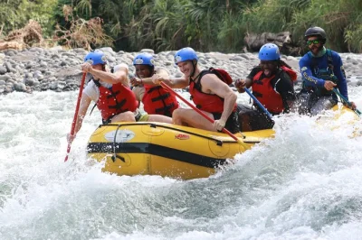 Sinta a emoção do rafting no rio balsa perto de la fortuna, costa rica. desafie corredeiras classe 2/3, nade em águas frescas, saboreie frutas locais e desfrute de um almoço típico — transporte