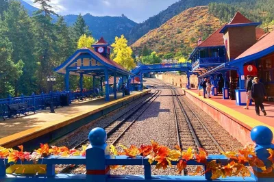 Sinta a energia das rochas vermelhas no garden of the gods, suba de trem cog até o topo do pikes peak e aproveite um piquenique — com transporte saindo de denver.