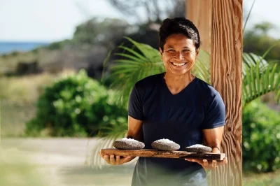 Découvrez la ferme de sel active de kona, sentez la brise marine, goûtez le paʻakai pur et profitez d’un bain de pieds en eau profonde. guide local et dégustation inclus.