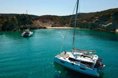 Parti da milos per una crociera in catamarano di mezza giornata verso le grotte dei pirati di kleftiko, nuota in baie cristalline, gusta un pranzo fresco a bordo e rilassati con il transfer incluso.