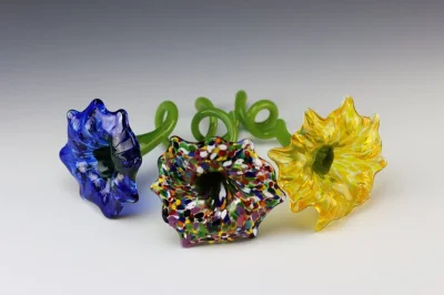 Sedona, taller de soplado de vidrio y arte con vidrio. crea tu flor de vidrio con artistas locales, materiales incluidos y opciones para recoger o enviar tu pieza.