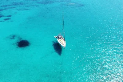 Mykonos e delos: passeio de barco com história, banho em rhenia, almoço com vinho local e traslado do hotel. experiência tranquila e cheia de momentos reais.