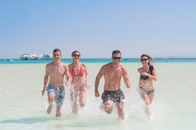Descubra as cores do mar vermelho em um passeio até orange bay saindo de hurghada. inclui snorkeling, esportes aquáticos, almoço a bordo e transporte. reserve já!