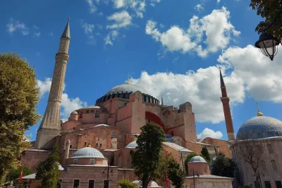 Scopri istanbul con ingresso a moschea blu, hagia sophia e palazzo topkapi. salta la fila, pranzo tipico e guida locale inclusi.