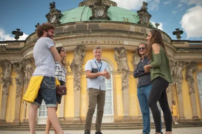 Descubre potsdam y su historia real en un tour a pie en grupo pequeño, visitando el palacio de sanssouci, el barrio holandés y sus historias locales. guía experto y fácil acceso desde berlín.