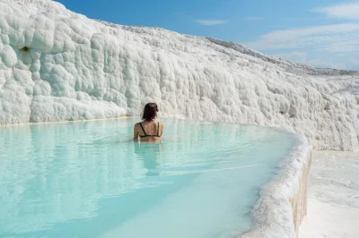 Descubra as incríveis piscinas brancas de pamukkale, explore as ruínas de hierápolis e relaxe nas águas termais neste passeio de um dia saindo de antalya, com almoço e traslado do hotel incluído