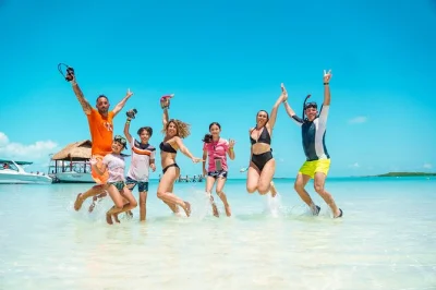 Nada en arrecifes llenos de vida, observa aves en isla contoy y pasea por las calles coloridas de isla mujeres. incluye lancha privada, comida y traslado ida y vuelta.