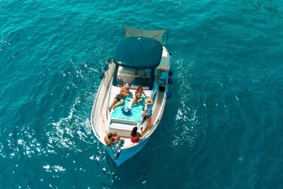 Disfruta la brisa de la costa amalfitana en un tour en barco desde sorrento, con paradas en positano y amalfi, baño en li galli y almuerzo ligero tipo caprese incluido.