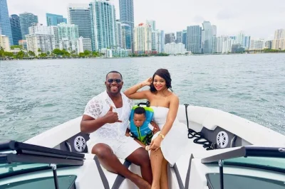 Découvrez miami depuis l’eau lors d’une croisière privée avec vue sur la skyline, champagne sur demande, arrêts photos et prise en charge à coconut grove avec guide local.