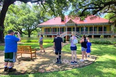 Entdecke die laura plantation bei new orleans, höre authentische geschichten kreolischer familien, besuche originale sklavenhütten und erlebe eine geführte tour mit persönlichen einblicken.