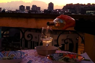 Sinta a essência de gênova preparando massa fresca e pesto em um palácio histórico, seguido de um almoço na varanda ensolarada. grupo pequeno, vinho local e experiência prática.