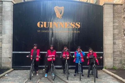 Descubre dublín en bici con guía local, elige entre e-bike o bici tradicional, con paradas en guinness storehouse, kilmainham gaol y muchas historias de la ciudad.