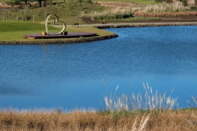 Descubra os jardins temáticos do parque matria perto de gramado, caminhe por trilhas perfumadas e aproveite um passeio de barco. ingresso inclui acessibilidade e capa de chuva em dias chuvosos.