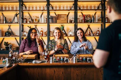 Descubre la destilería roe & co en dublín con catas guiadas, taller de mezcla de whiskey y cóctel en el power house bar, todo acompañado por un guía local.