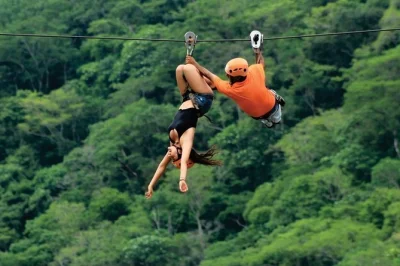 Vivi l’adrenalina del zipline nella giungla di puerto vallarta, attraversa il ponte jorullo e assaggia il tequila locale. trasporto andata e ritorno e guida inclusi.