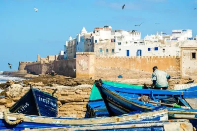 Essaouira, ses ruelles bleues, la brise marine et la coopérative d’huile d’argan au départ de marrakech avec transfert inclus.