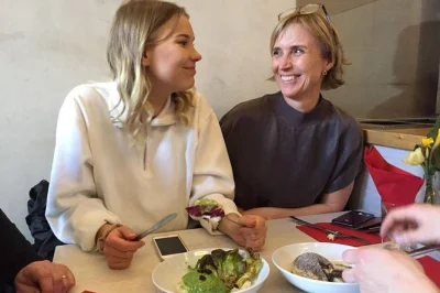 Descubre el street food clásico de berlín, bocados fusión y cervezas locales en un tour guiado por barrios con más de 10 degustaciones e historias únicas—almuerzo incluido.