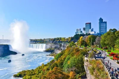 Siente la bruma en un paseo en barco por las cataratas del niágara, degusta vinos locales y disfruta un almuerzo con vistas únicas. incluye recogida en toronto y guía experto.