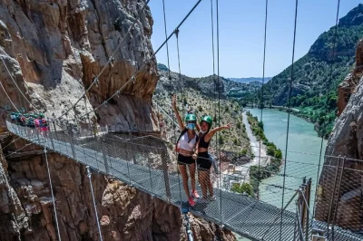 Erlebe den nervenkitzel des caminito del rey bei einer geführten tagestour ab malaga, überquere die schlucht, schlendere durch die ruhigen gassen von ardales und genieße den bequemen transfer.