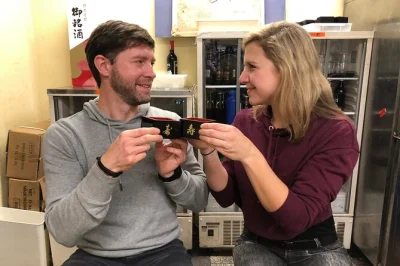 Découvrez ueno à tokyo lors d’une soirée gourmande dans des izakayas authentiques, avec dégustation de boissons japonaises uniques et ramen – tout inclus, repas, boissons et une tasse souvenir