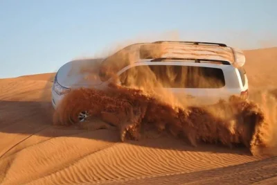 Viva a emoção do deserto de dubai com 4x4 nas dunas, pôr do sol, passeio de camelo e jantar com churrasco em um acampamento beduíno. inclui transporte e guia local.