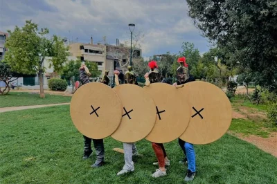 Erlebe athen hautnah mit einem spannenden outdoor-teamspiel als griechischer krieger. trainiere wie ein hoplit, nutze echte nachbildungen und hab spaß mit neuen freunden nahe der akropolis. alles ink