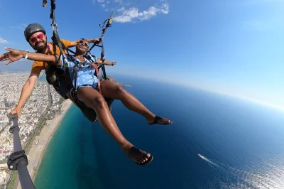 Vuela en parapente sobre alanya con un piloto certificado y aterriza en la playa cleopatra. incluye recogida, seguro y refrescos para un día perfecto.