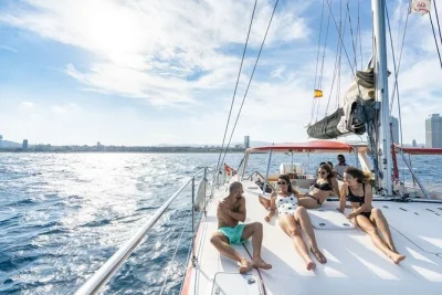 Profitez d’une croisière en catamaran à barcelone avec tapas locales, vue sur la ville et pause baignade. boisson, snack et prise en charge au port marina vela inclus.