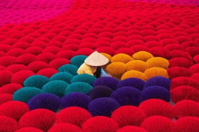 Descubre a los artesanos del incienso en quang phu cau, navega en barco por las cuevas de tam coc y explora los antiguos templos de hoa lu. tour en grupo pequeño con recogida y almuerzo incluidos.