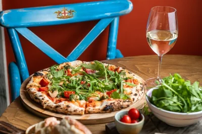 Explore as ruas históricas de gênova, prove focaccia e pesto, deguste vinhos da ligúria e ouça histórias com um guia local. inclui degustações de comida e harmonização com vinhos.