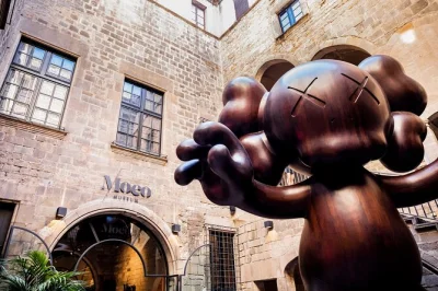 Découvrez le moco museum à barcelone avec ses icônes de l’art moderne, ses salles numériques immersives et des œuvres originales de banksy. audio guide et expo exclusive robbie williams inclus.